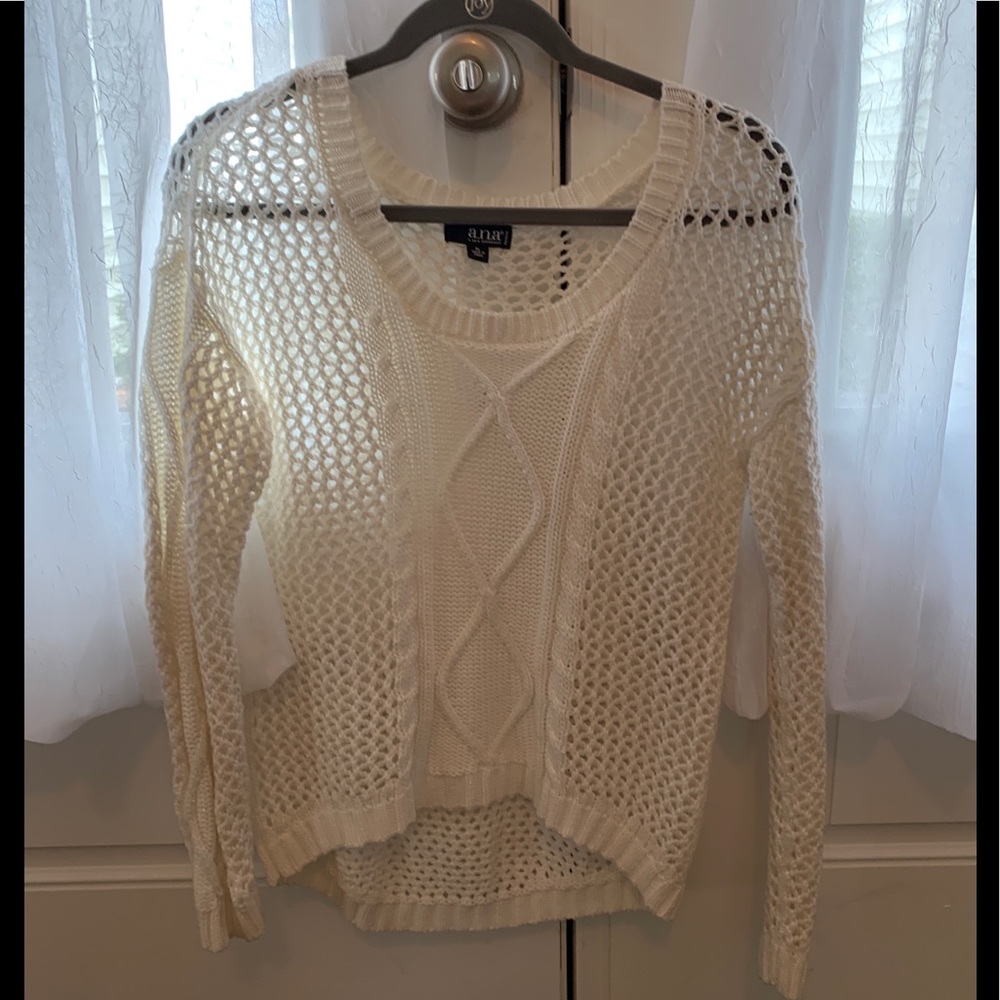 Soft white hi-low sweater. Sz L.